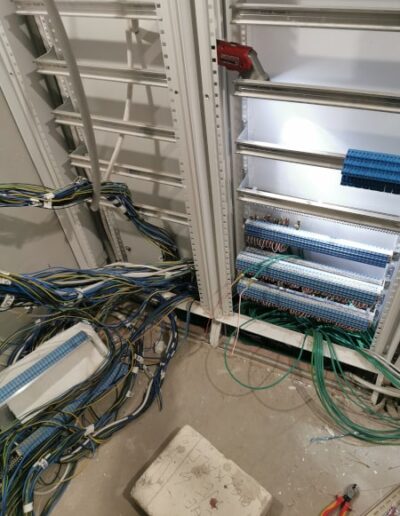 Elosztószekrény belső szerelése