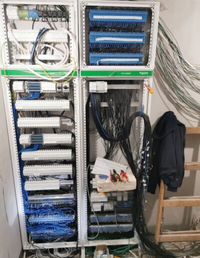 Elosztószekrények belső bekötése és rendszerezése