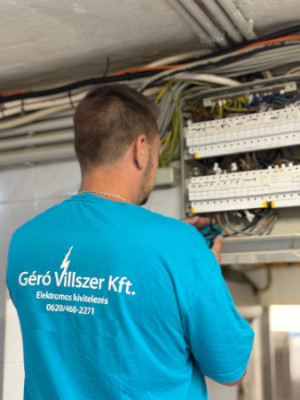 Géró Attila villanyt szerel