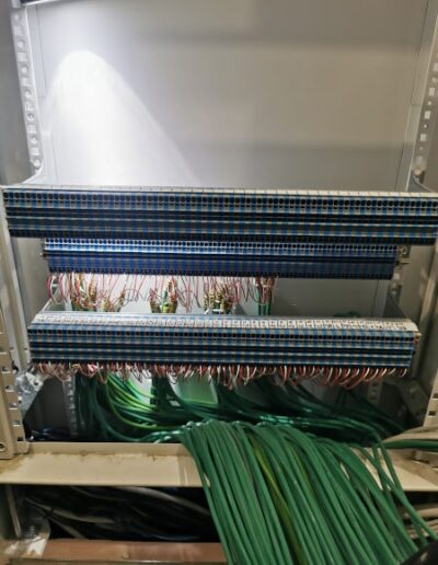 Kábelek bekötése sorkapcsokba