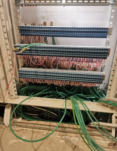 Kábelek bekötése sorkapcsokba