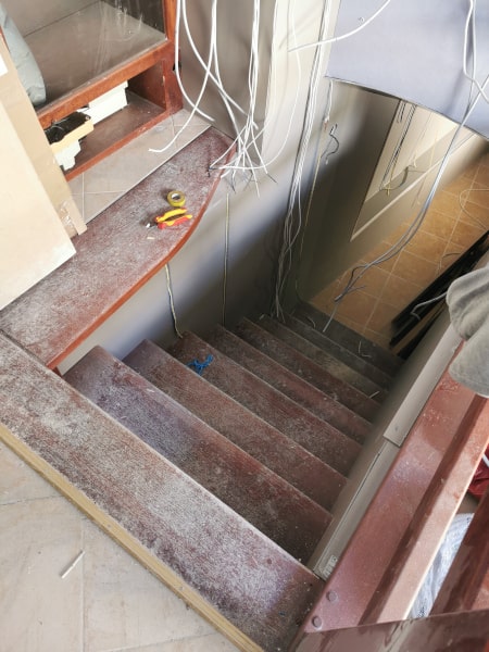 Lépcsőház és folyosó felújítás előtt