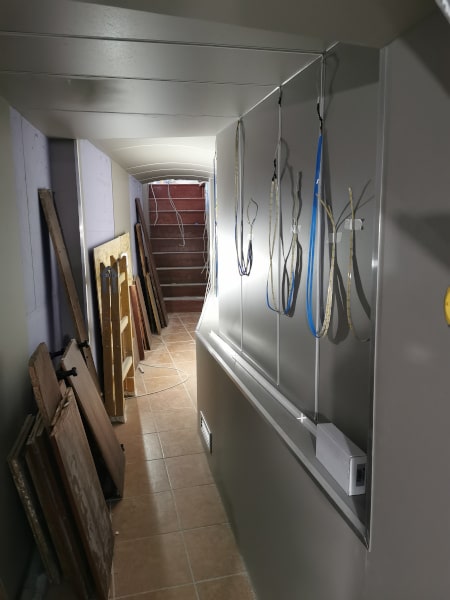 Lépcsőház és folyosó felújítás előtt