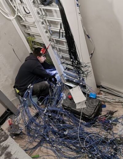 Villanyszerelő munka közben / Kábelek behúzása és elrendezése
